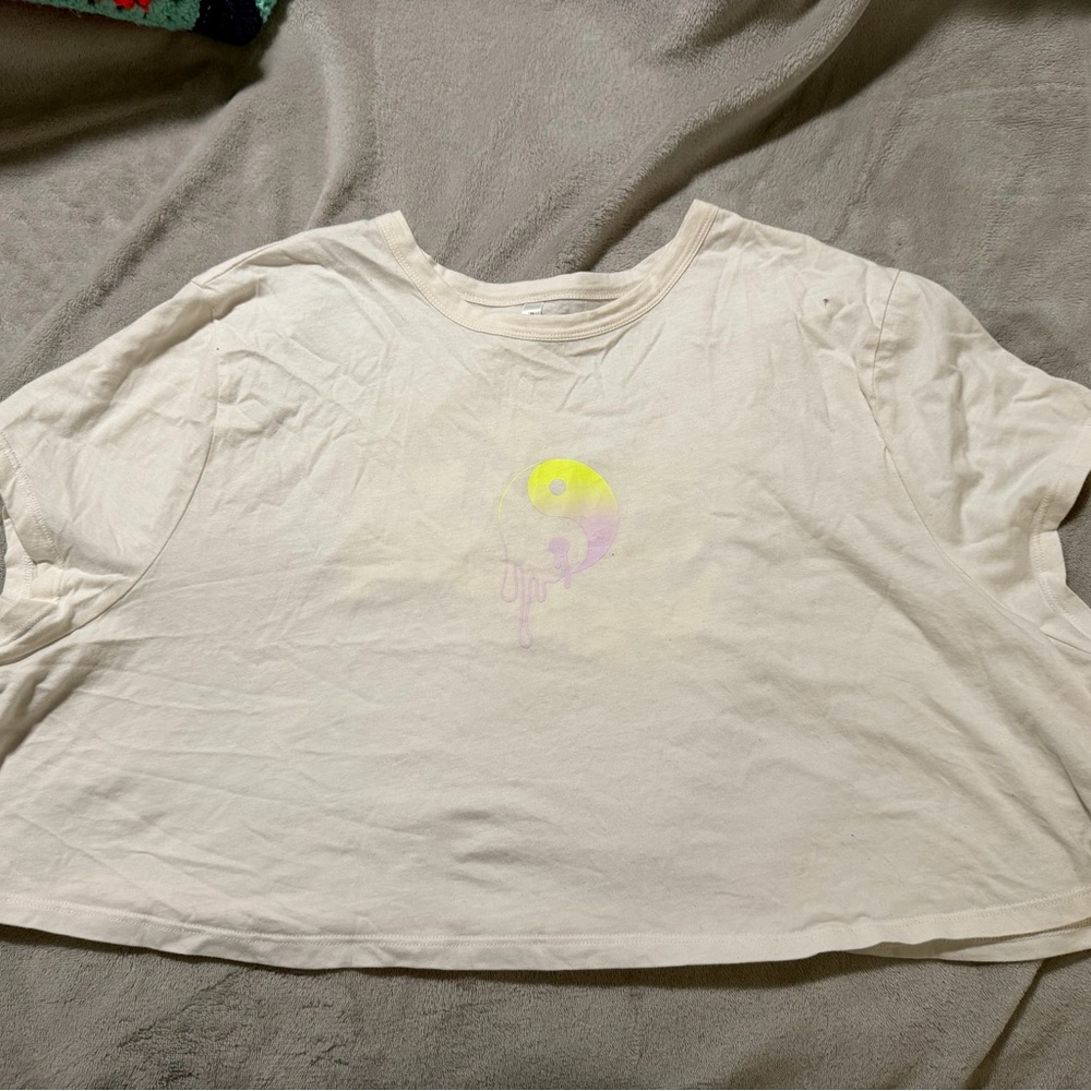 Fabletics cropped graphic tee with yin yang